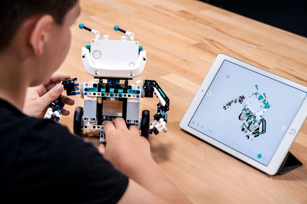 Enfant jouant avec un Lego Mindstorm 
