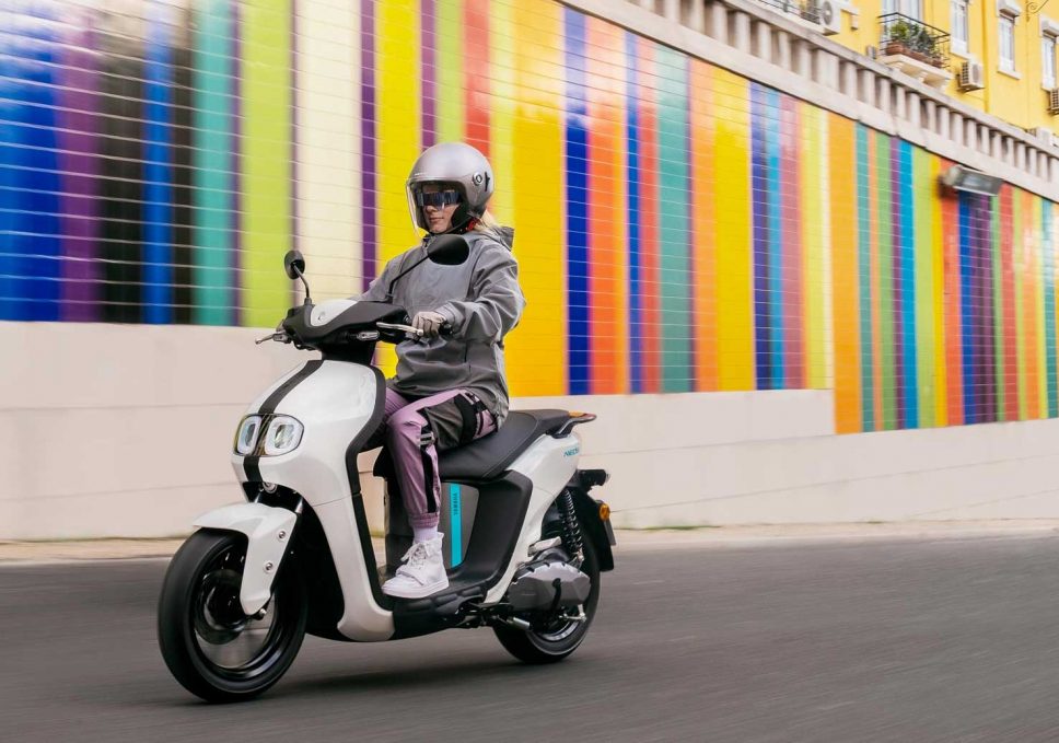 femme roulant sur un scooter électrique yamaha neo blanc