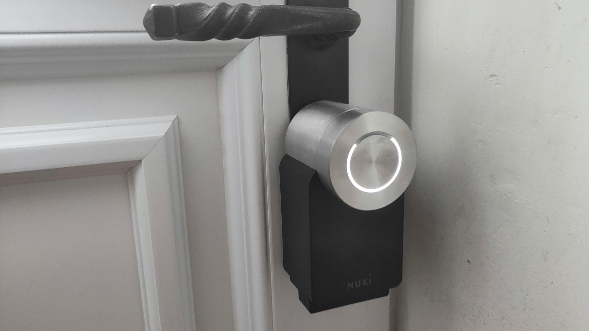 Nuki Smart Lock 3.0 Pro montée sur une porte