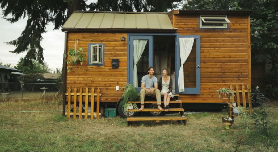 tiny house avec couple bois herbe