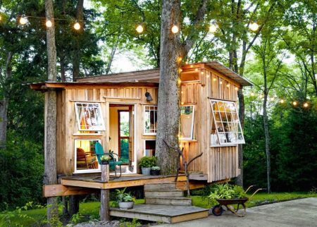 tiny house en bois dans une forêt