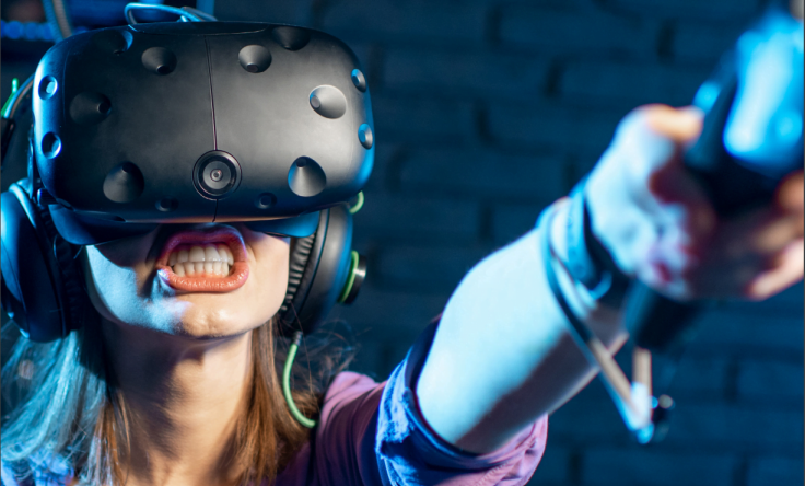 femme poussant un cri casque VR metaverse
