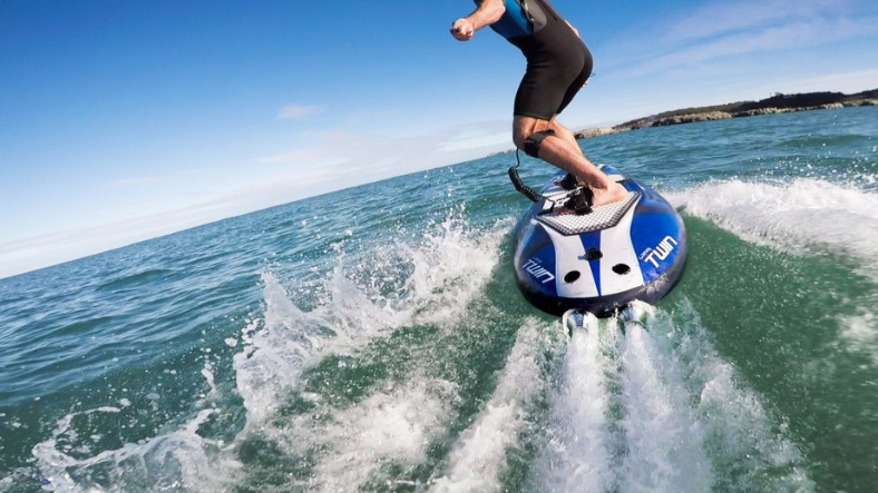 Le JetSurf ou planche électrique permet de faire du surf sans vague