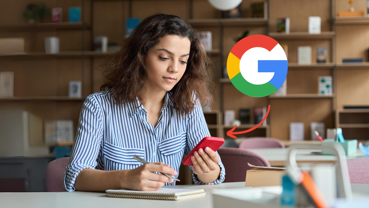 Une étudiante utilise Google pour ses études