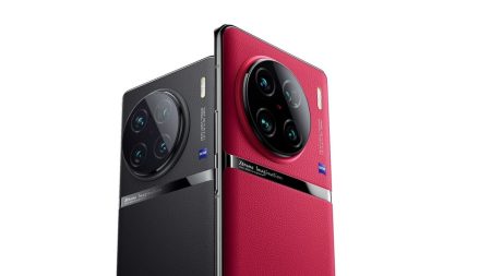Le Vivo X90 a fière allure dans ses coloris noir et rouge