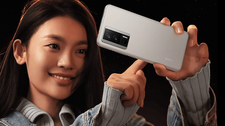 Une jeune femme utilise le Xiaomi Poco F5.