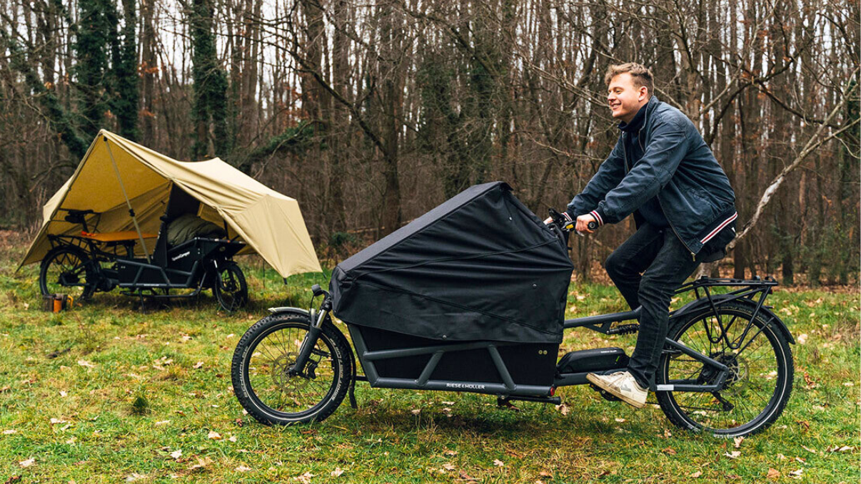 Vélo cargo électrique tente camping sauvage