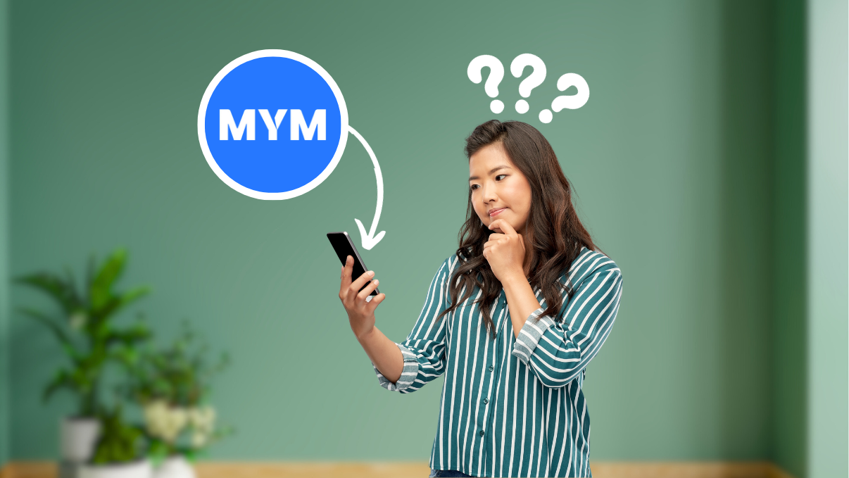 Une femme intriguée devant l'application mobile de MYM