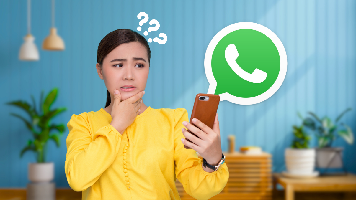 Une femme intriguée devant son application WhatsApp