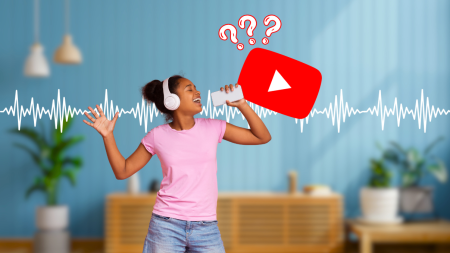 Une fille chante alors que YouTube tente de comprendre les paroles