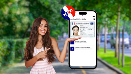 Une femme heureuse devant la nouvelle carte d'identité en format numérique