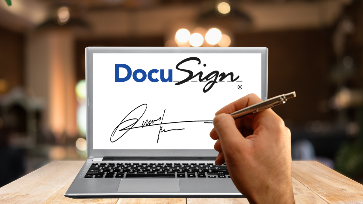 Un homme signe un document électronique sur Docu Sign