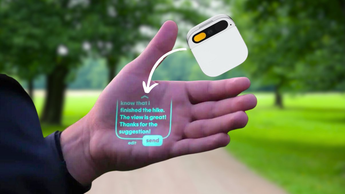 L'AI Pin projette un message dans la main d'un utilisateur