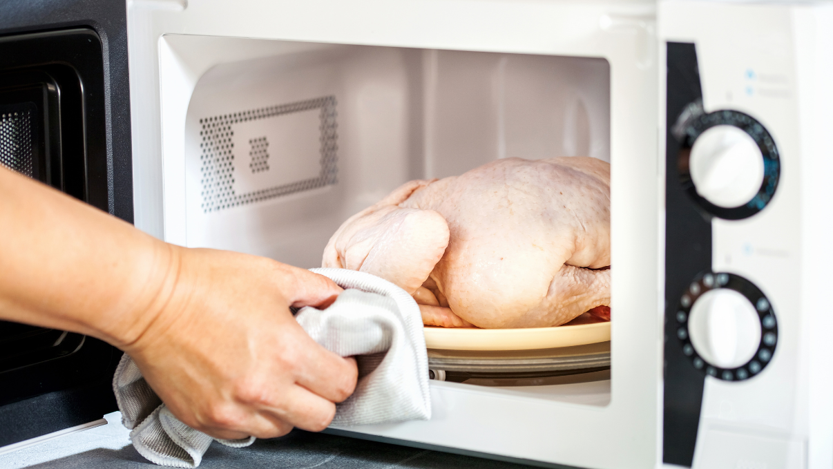 Microondes ces 4 aliments peuvent être dangereux pour votre santé