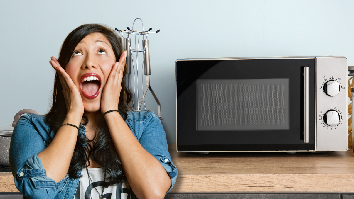 Une femme contente de son nouveau micro-onde Samsung