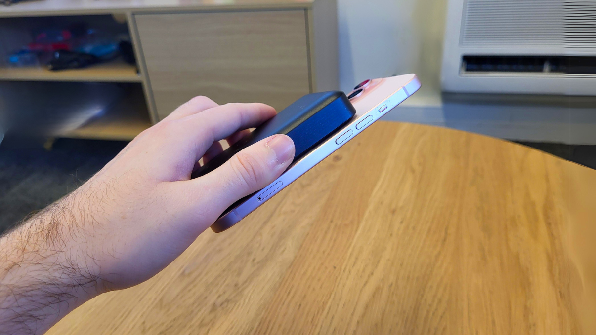 Un iPhone utilise la charge MagSafe aimantée pour charger