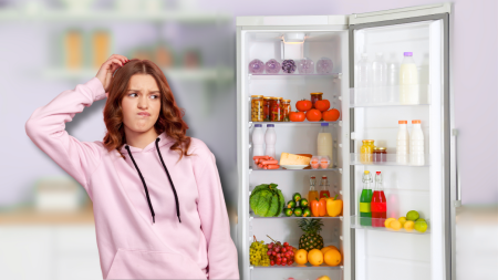 Une femme se pose des questions devant son frigo