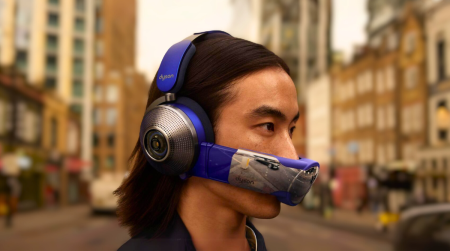 Un homme porte le casque audio Dyson Zone dans la rue