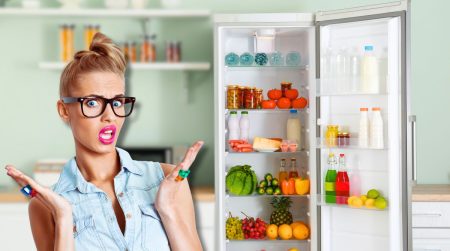 Une femme se demande pourquoi son frigo ne marche plus