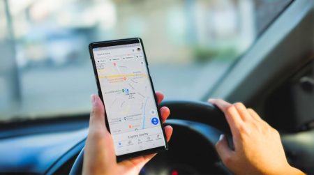 Un homme utilise google Maps dans une voiture