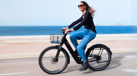 Une femme utilise le vélo iweech