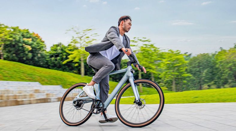 Decathlon lance un vélo de route électrique ultra-léger et joue déjà la